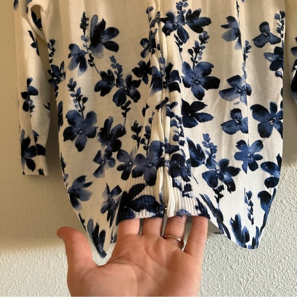Rebecca Malone Blue and White Floral Zip Up Sweater Size Medium - Picture 5 of 8